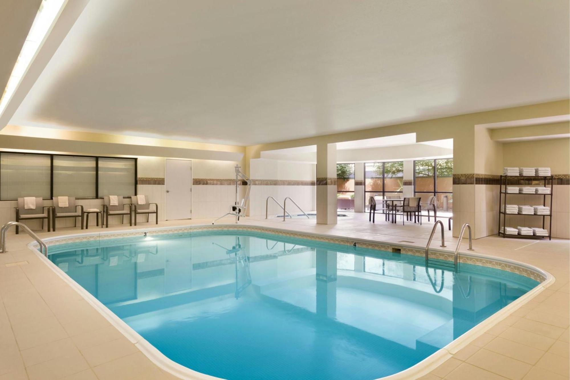 Courtyard By Marriott Bloomington Normal Hotel Kültér fotó